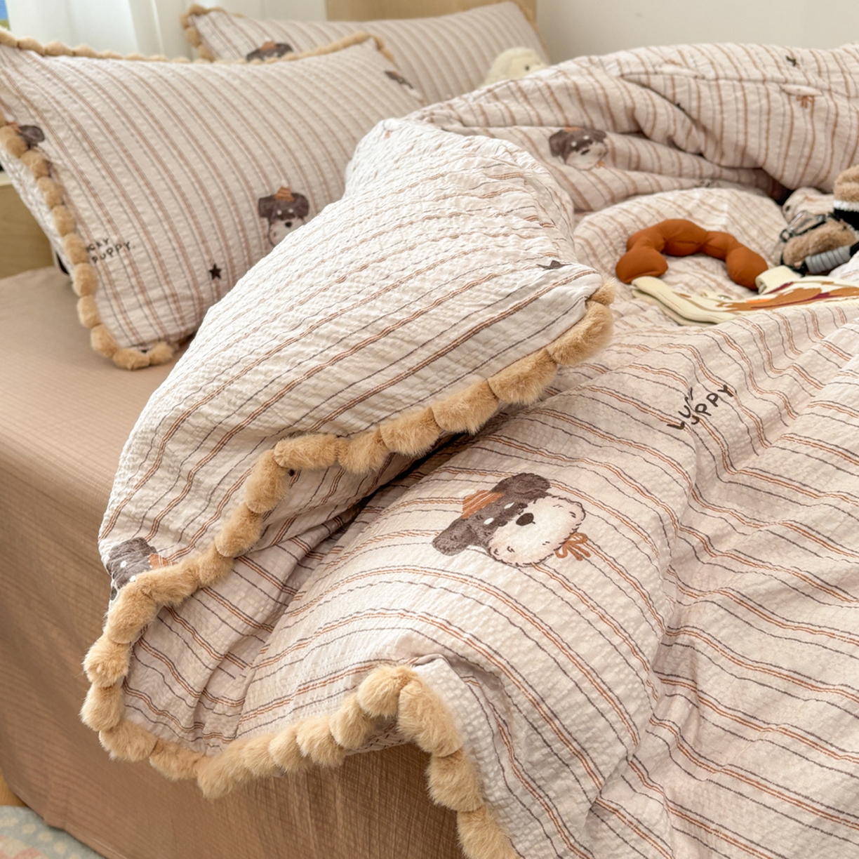 91家纺网 家纺一手货源 找家纺 N先生+V 13814689556 发大图/买家秀 2026新款A类毛球花边泡芙纱四件套 雪纳瑞