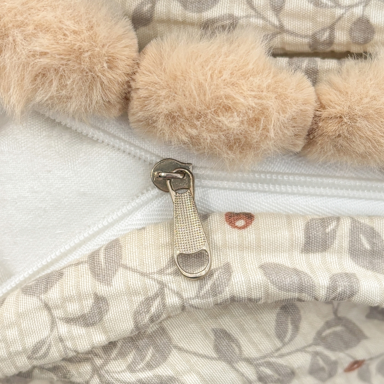 91家纺网 家纺一手货源 找家纺 N先生+V 13814689556 发大图/买家秀 2026新款A类毛球花边泡芙纱四件套 花蔓