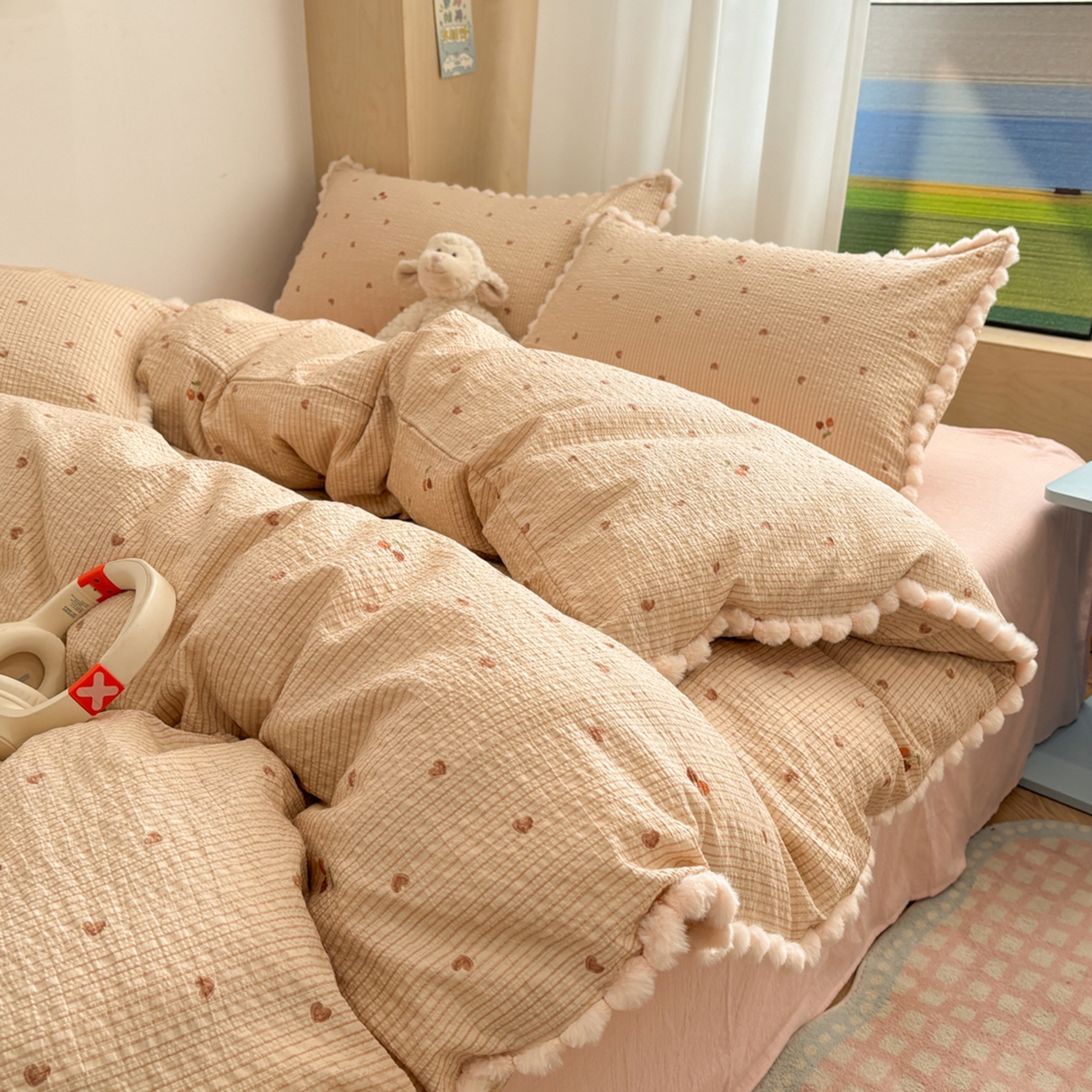 91家纺网 家纺一手货源 找家纺 N先生+V 13814689556 发大图/买家秀 2026新款A类毛球花边泡芙纱四件套 樱桃密语