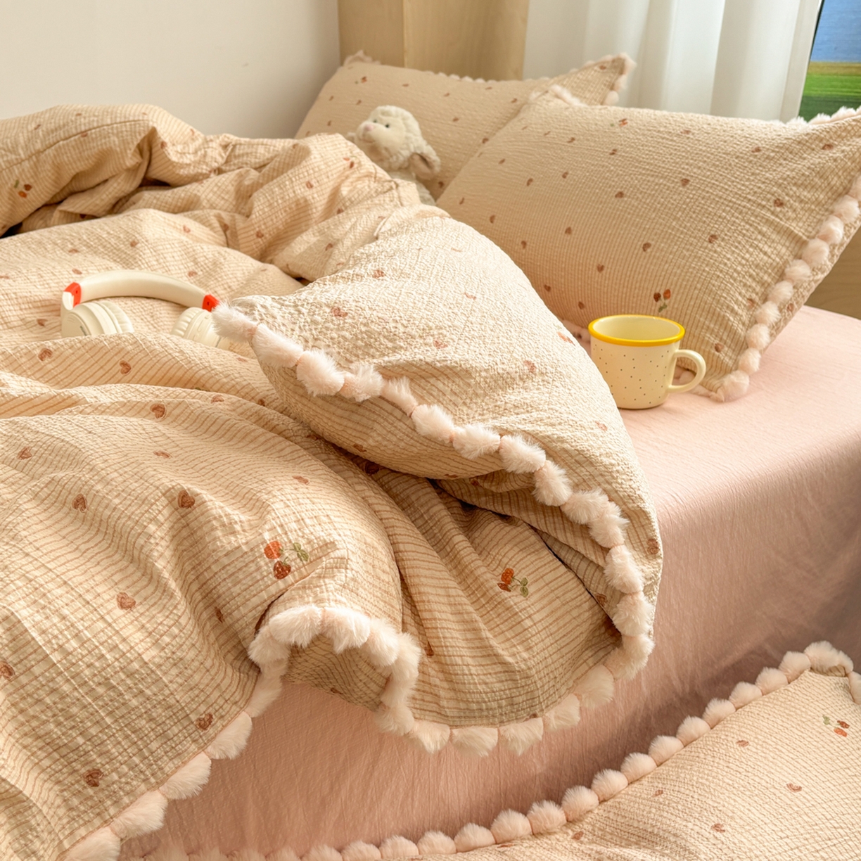 91家纺网 家纺一手货源 找家纺 N先生+V 13814689556 发大图/买家秀 2026新款A类毛球花边泡芙纱四件套 樱桃密语