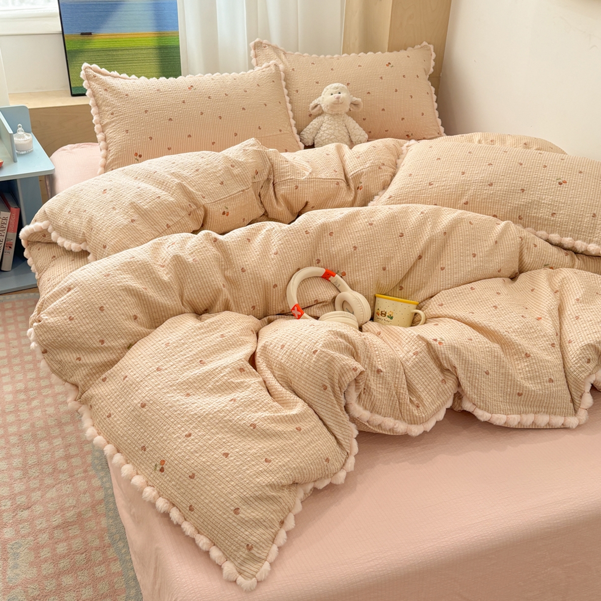 91家纺网 家纺一手货源 找家纺 N先生+V 13814689556 发大图/买家秀 2026新款A类毛球花边泡芙纱四件套 樱桃密语