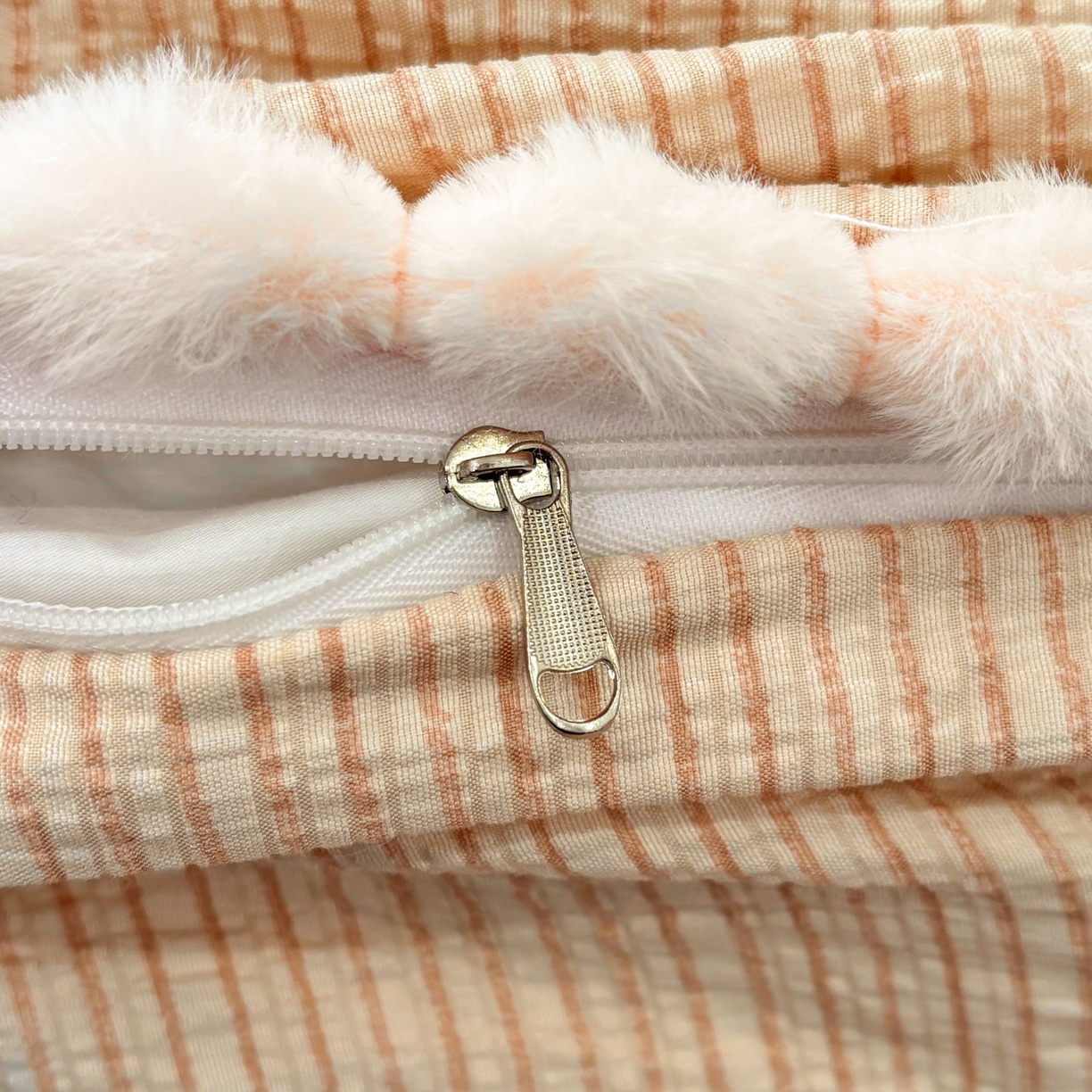 91家纺网 家纺一手货源 找家纺 N先生+V 13814689556 发大图/买家秀 2026新款A类毛球花边泡芙纱四件套 樱桃密语