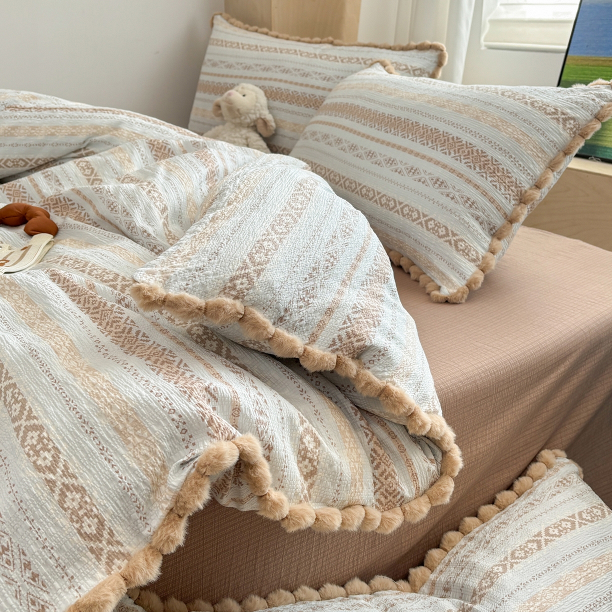 91家纺网 家纺一手货源 找家纺 N先生+V 13814689556 发大图/买家秀 2026新款A类毛球花边泡芙纱四件套 遇见