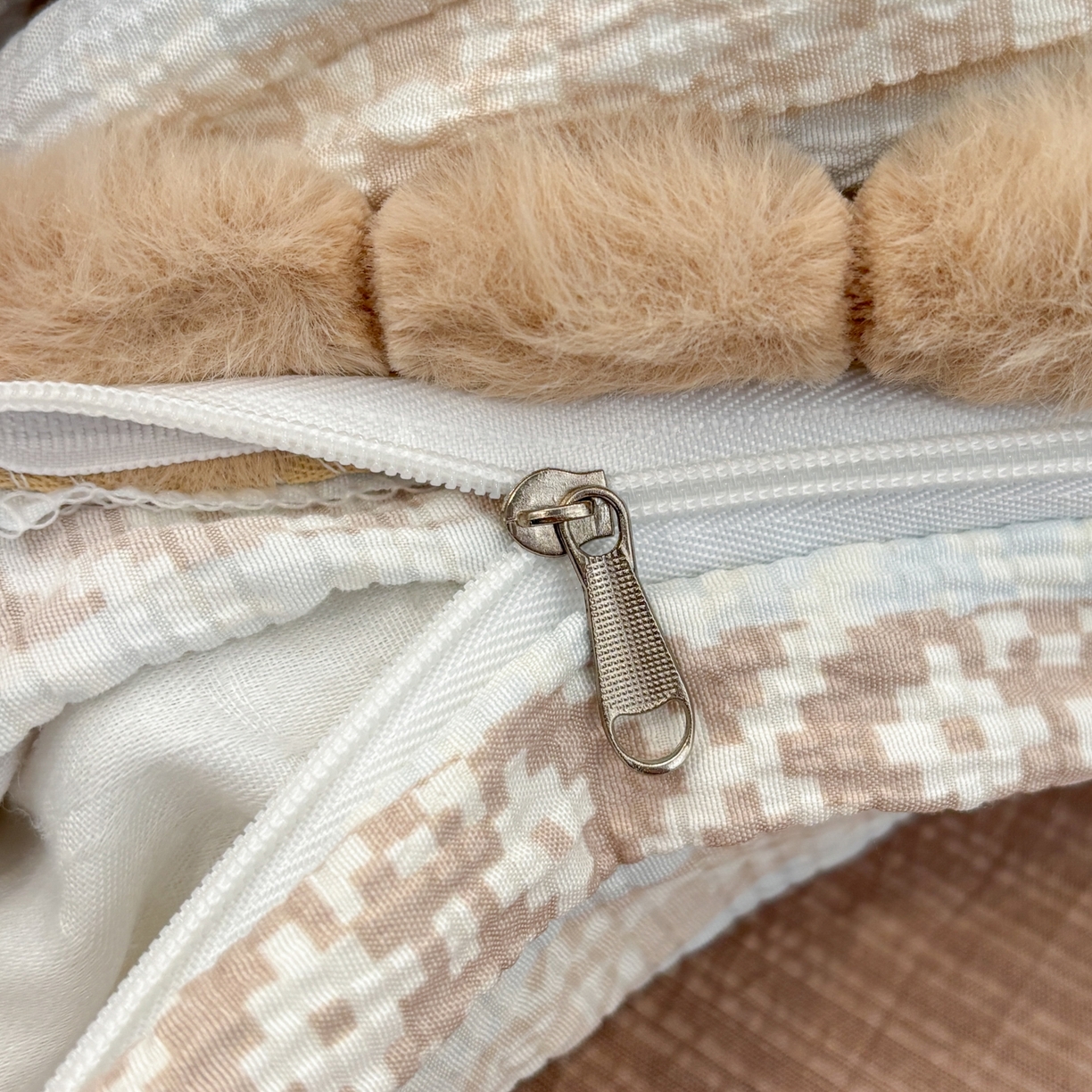 91家纺网 家纺一手货源 找家纺 N先生+V 13814689556 发大图/买家秀 2026新款A类毛球花边泡芙纱四件套 遇见