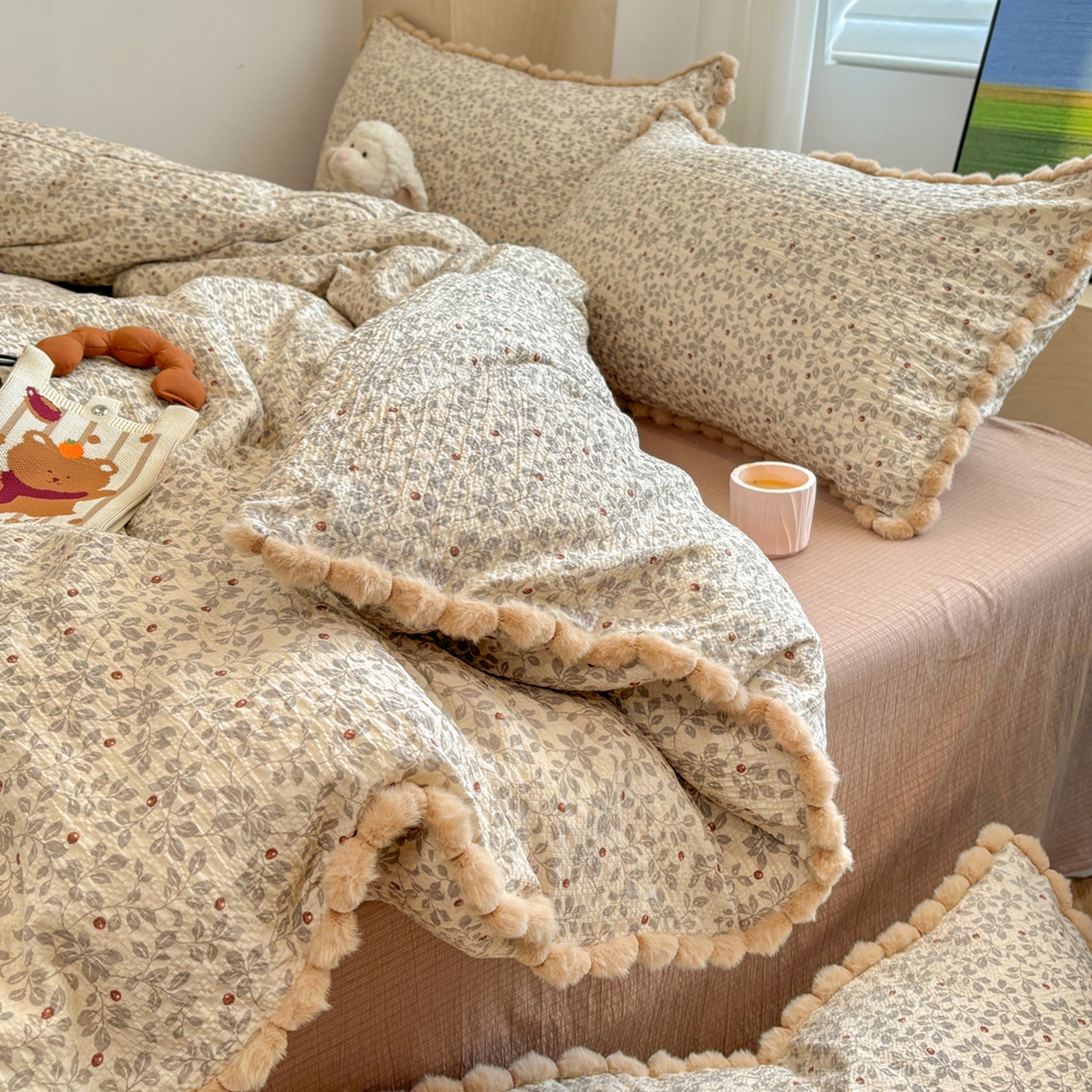 91家纺网 家纺一手货源 找家纺 N先生+V 13814689556 发大图/买家秀 2026新款A类毛球花边泡芙纱四件套 花蔓