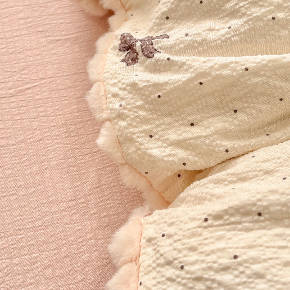 91家纺网 家纺一手货源 找家纺 N先生+V 13814689556 发大图/买家秀 2026新款A类毛球花边泡芙纱四件套 可可甜心