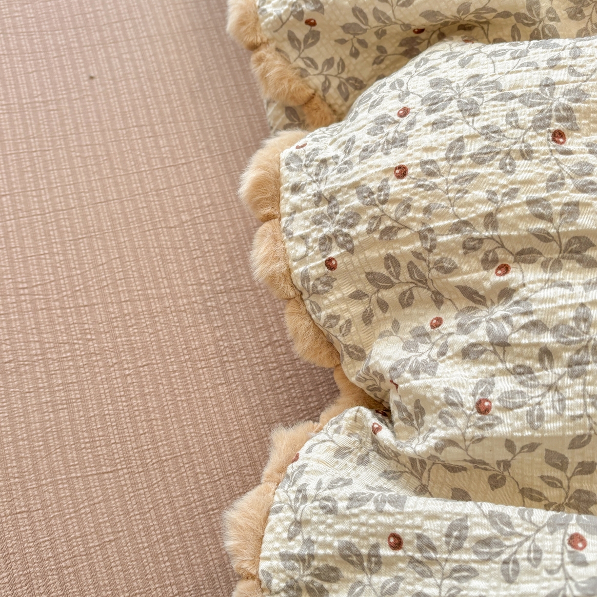 91家纺网 家纺一手货源 找家纺 N先生+V 13814689556 发大图/买家秀 2026新款A类毛球花边泡芙纱四件套 花蔓