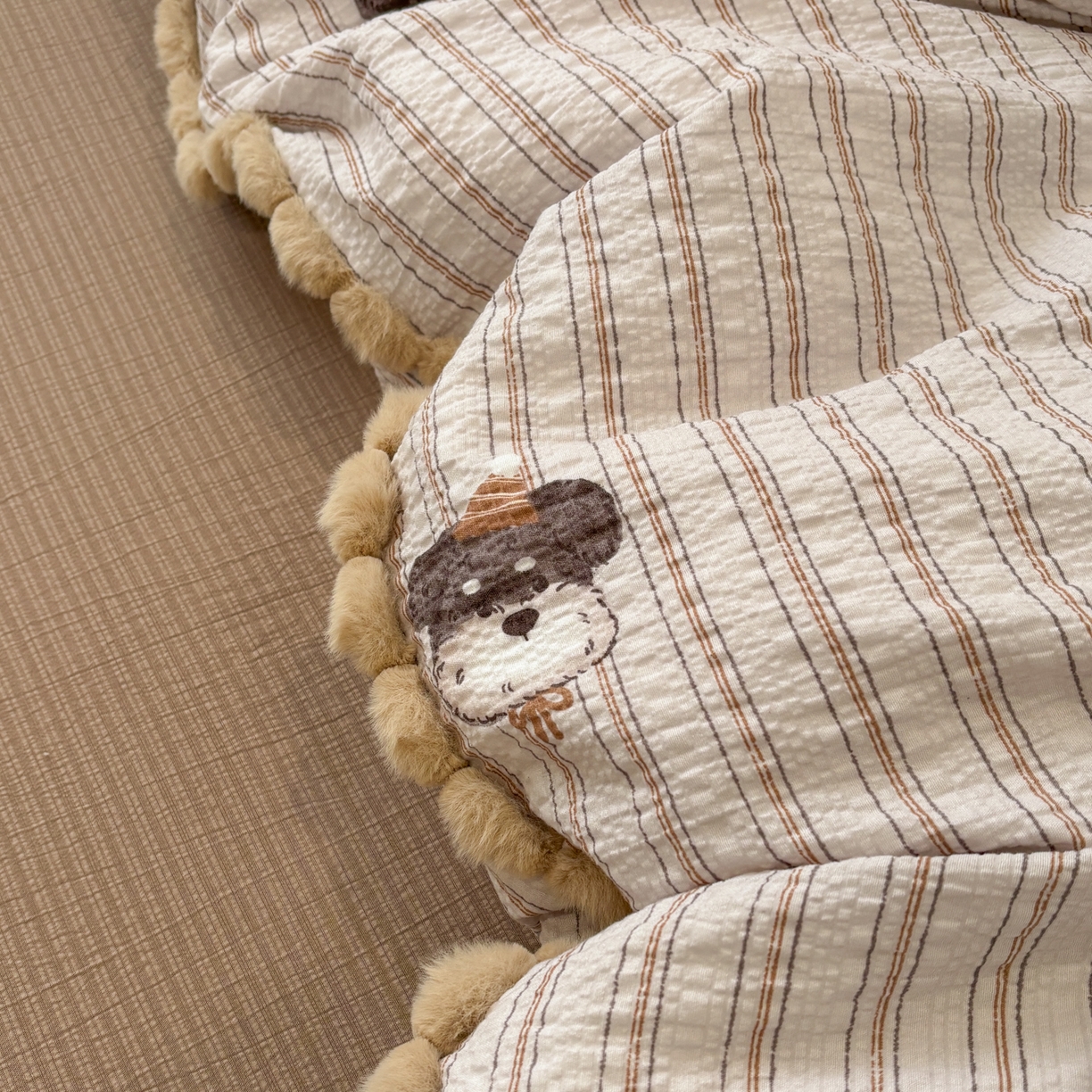 91家纺网 家纺一手货源 找家纺 N先生+V 13814689556 发大图/买家秀 2026新款A类毛球花边泡芙纱四件套 雪纳瑞