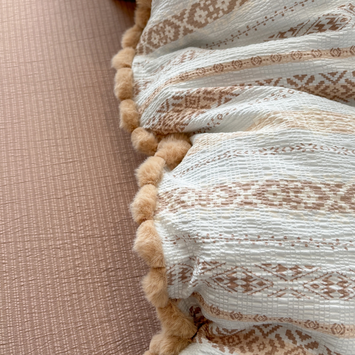 91家纺网 家纺一手货源 找家纺 N先生+V 13814689556 发大图/买家秀 2026新款A类毛球花边泡芙纱四件套 遇见