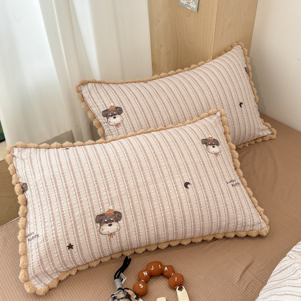 91家纺网 家纺一手货源 找家纺 N先生+V 13814689556 发大图/买家秀 2026新款A类毛球花边泡芙纱四件套 雪纳瑞