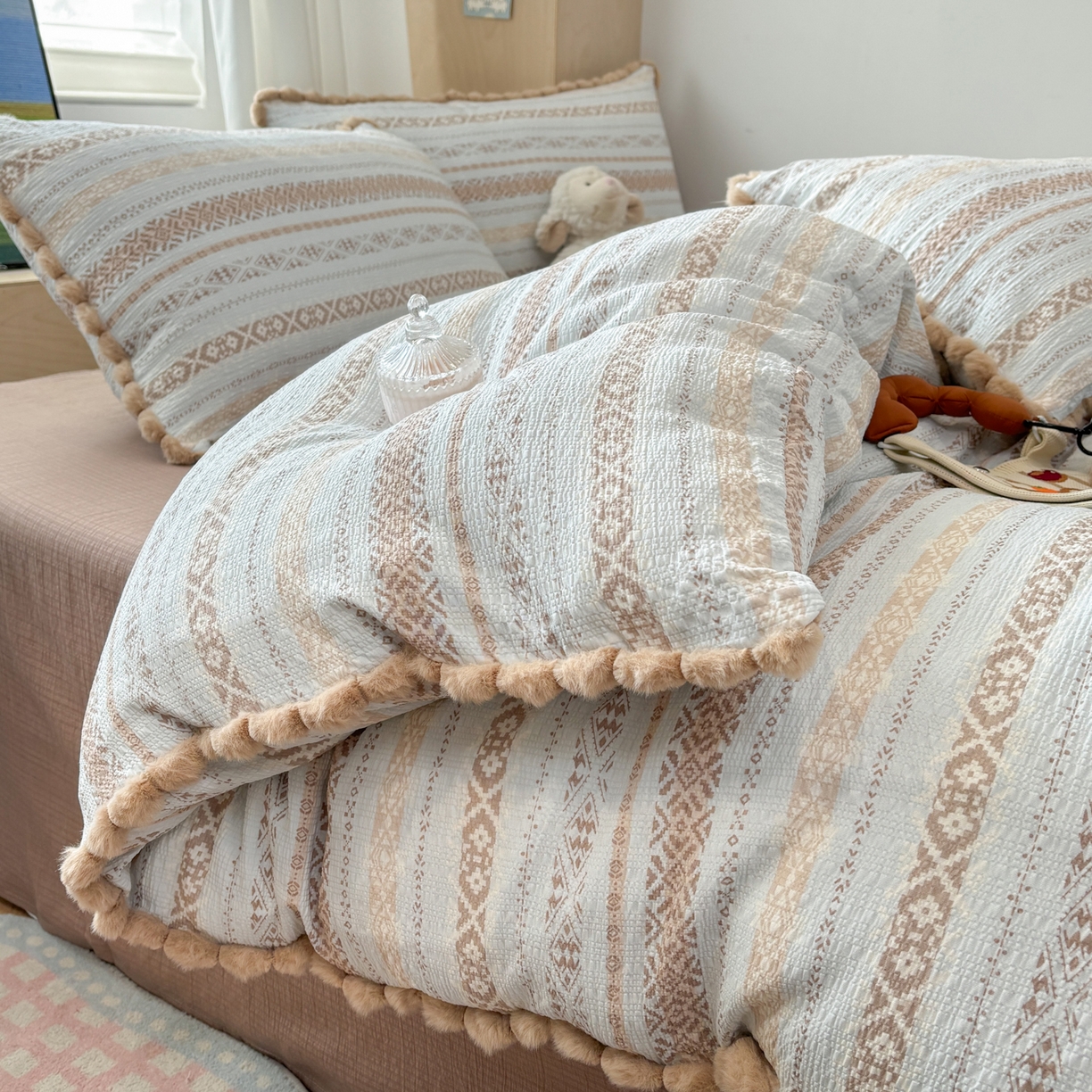 91家纺网 家纺一手货源 找家纺 N先生+V 13814689556 发大图/买家秀 2026新款A类毛球花边泡芙纱四件套 遇见