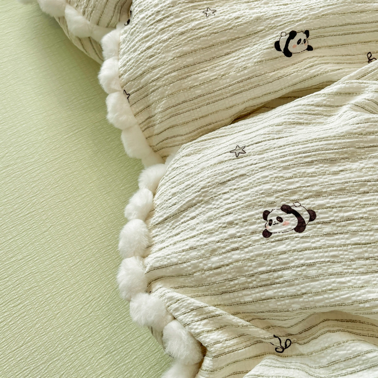 91家纺网 家纺一手货源 找家纺 N先生+V 13814689556 发大图/买家秀 2026新款A类毛球花边泡芙纱四件套 可爱熊猫