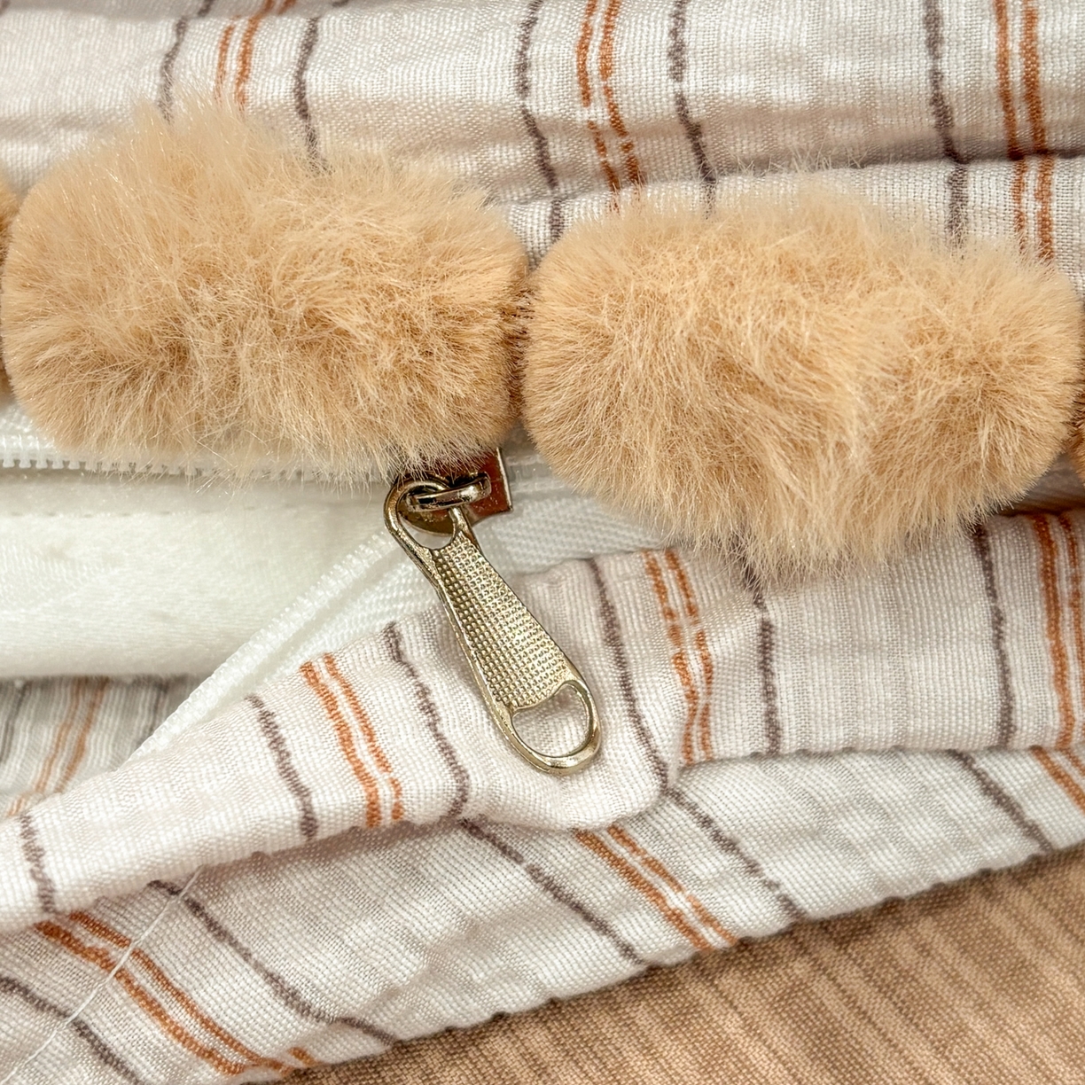 91家纺网 家纺一手货源 找家纺 N先生+V 13814689556 发大图/买家秀 2026新款A类毛球花边泡芙纱四件套 雪纳瑞