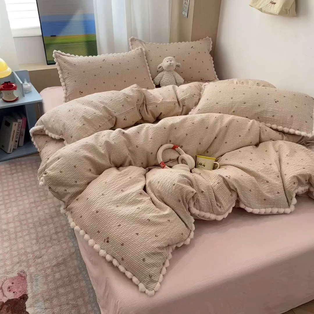 91家纺网 家纺一手货源 找家纺 N先生+V 13814689556 发大图/买家秀 2026新款A类毛球花边泡芙纱四件套 樱桃密语