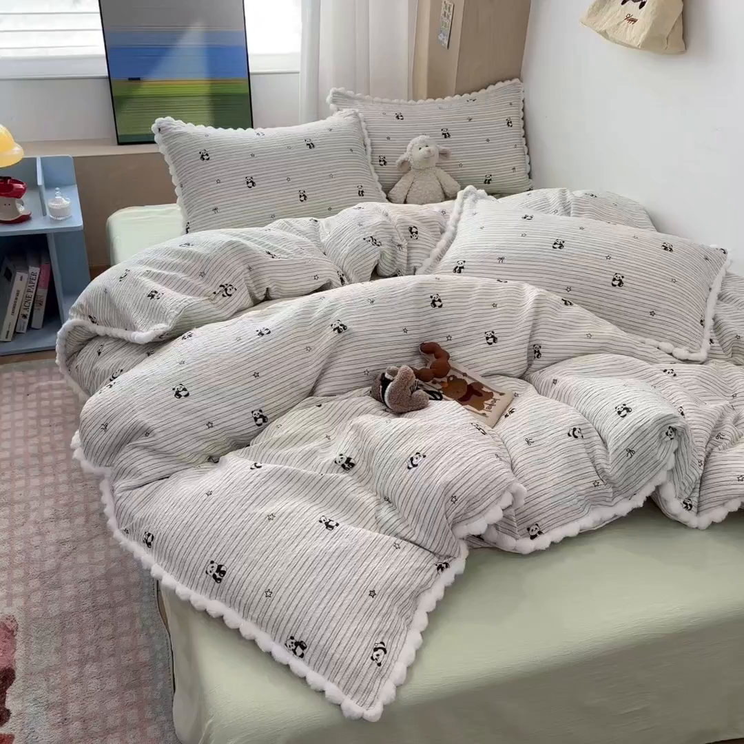 91家纺网 家纺一手货源 找家纺 N先生+V 13814689556 发大图/买家秀 2026新款A类毛球花边泡芙纱四件套 可爱熊猫