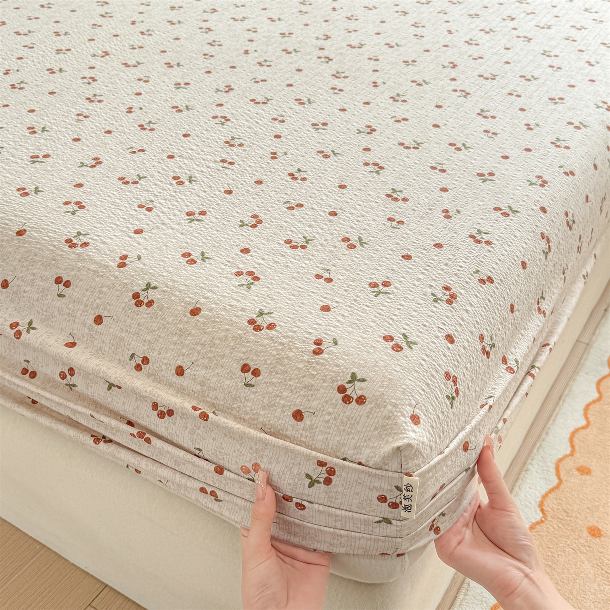 91家纺网 家纺一手货源 找家纺 优眠坊 2026春夏新款泡芙纱印花单床笠 床笠单件 樱桃心事-单层