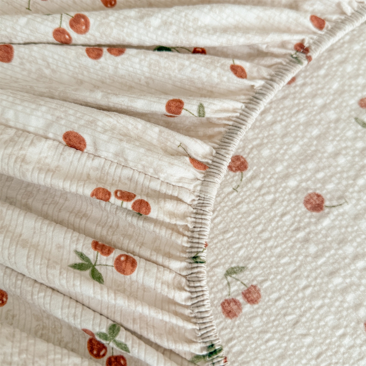 91家纺网 家纺一手货源 找家纺 优眠坊 2026春夏新款泡芙纱印花单床笠 床笠单件 樱桃心事-单层