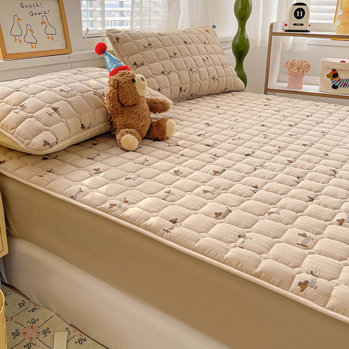 91家纺网 家纺一手货源 找家纺 小桃姐家纺 2026新款泡芙夹棉单床笠床笠单件 奶咖腊肠犬