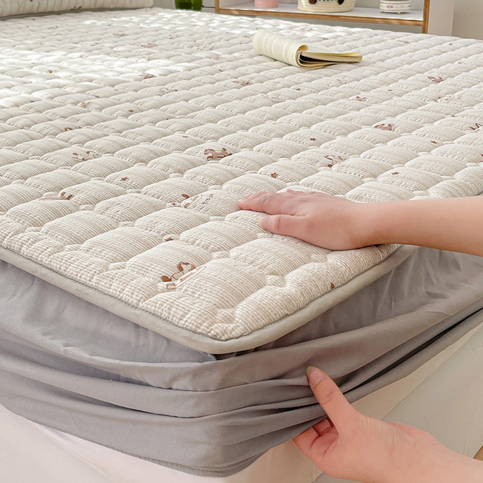 91家纺网 家纺一手货源 找家纺 小桃姐家纺 2026新款泡芙夹棉单床笠床笠单件 咖条木马记