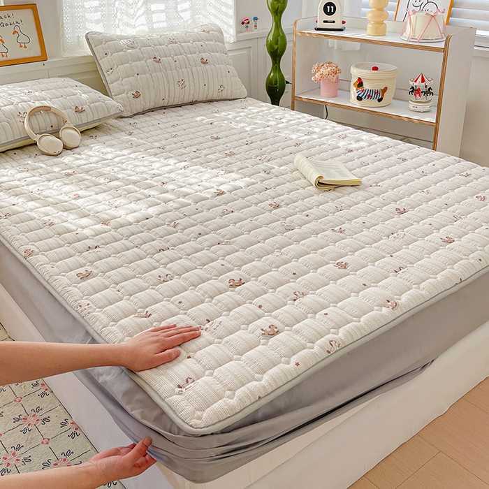 91家纺网 家纺一手货源 找家纺 小桃姐家纺 2026新款泡芙夹棉单床笠床笠单件 咖条木马记