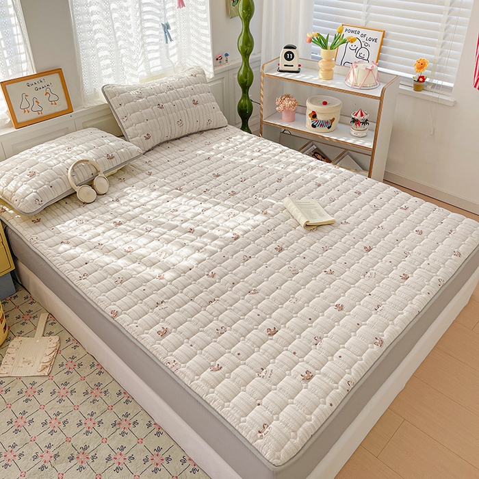 91家纺网 家纺一手货源 找家纺 小桃姐家纺 2026新款泡芙夹棉单床笠床笠单件 咖条木马记