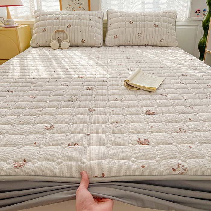 91家纺网 家纺一手货源 找家纺 小桃姐家纺 2026新款泡芙夹棉单床笠床笠单件 咖条木马记