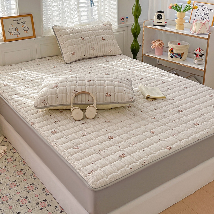 91家纺网 家纺一手货源 找家纺 小桃姐家纺 2026新款泡芙夹棉单床笠床笠单件 咖条木马记