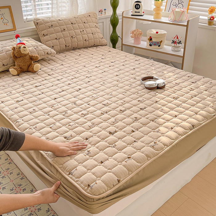 91家纺网 家纺一手货源 找家纺 小桃姐家纺 2026新款泡芙夹棉单床笠床笠单件 奶咖腊肠犬