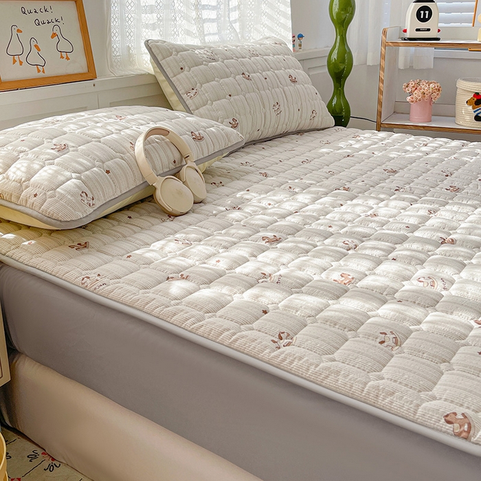 91家纺网 家纺一手货源 找家纺 小桃姐家纺 2026新款泡芙夹棉单床笠床笠单件 咖条木马记