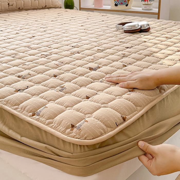 91家纺网 家纺一手货源 找家纺 小桃姐家纺 2026新款泡芙夹棉单床笠床笠单件 奶咖腊肠犬