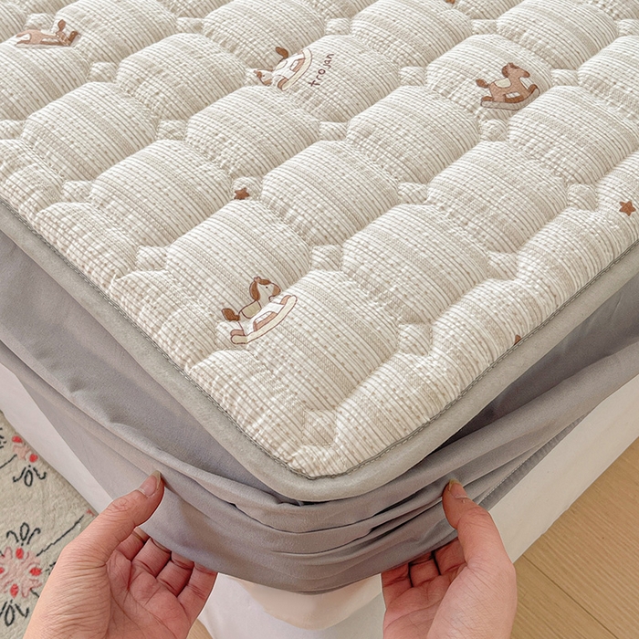 91家纺网 家纺一手货源 找家纺 小桃姐家纺 2026新款泡芙夹棉单床笠床笠单件 咖条木马记