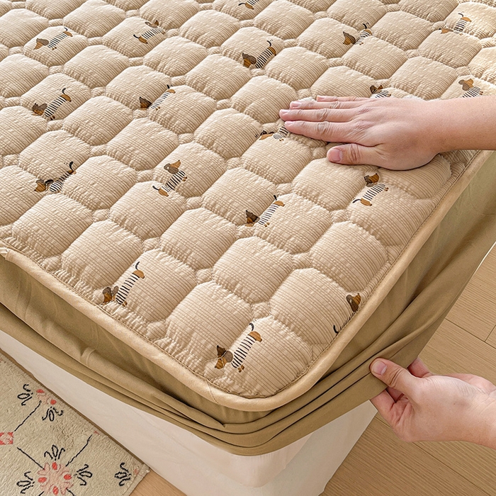 91家纺网 家纺一手货源 找家纺 小桃姐家纺 2026新款泡芙夹棉单床笠床笠单件 奶咖腊肠犬