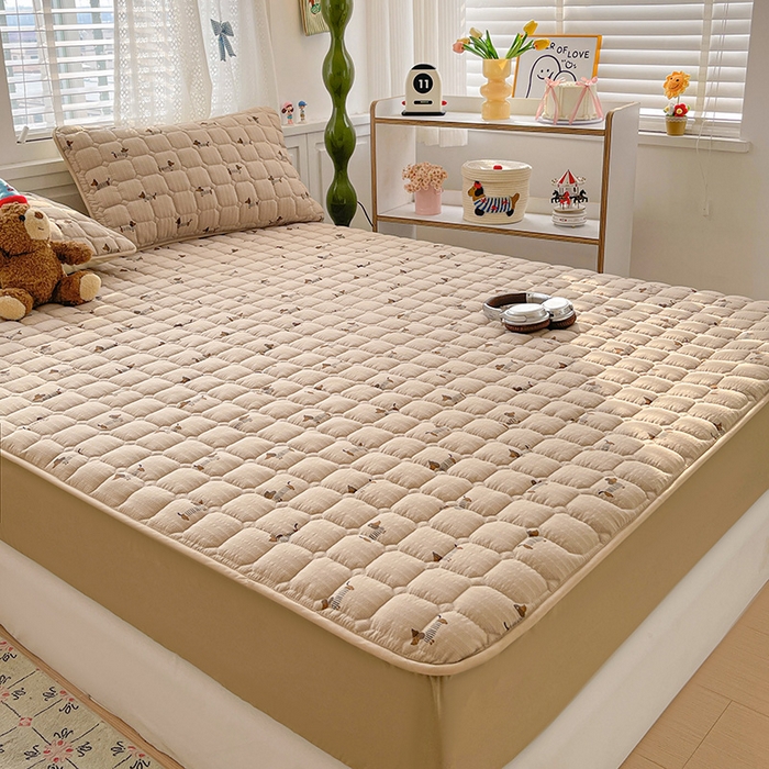 91家纺网 家纺一手货源 找家纺 小桃姐家纺 2026新款泡芙夹棉单床笠床笠单件 奶咖腊肠犬