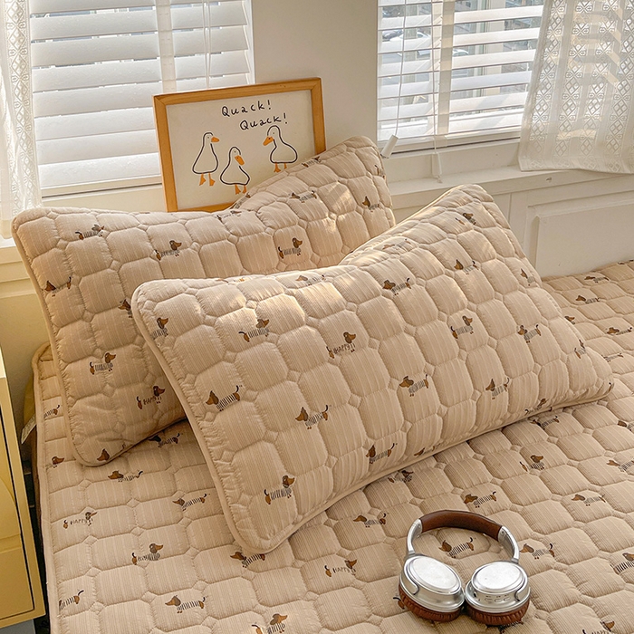 91家纺网 家纺一手货源 找家纺 小桃姐家纺 2026新款泡芙夹棉单床笠床笠单件 奶咖腊肠犬