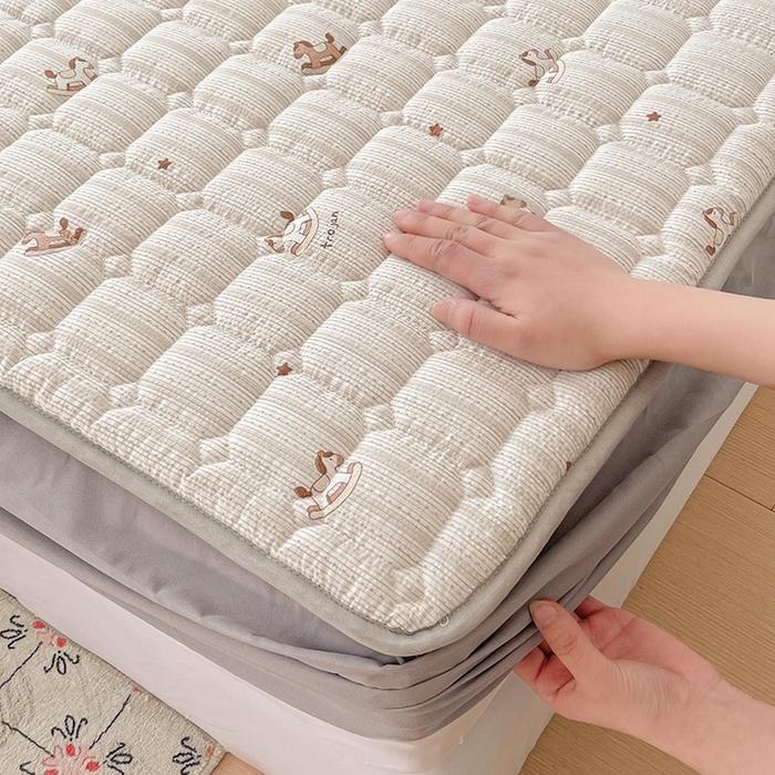 91家纺网 家纺一手货源 找家纺 小桃姐家纺 2026新款泡芙夹棉单床笠床笠单件 咖条木马记