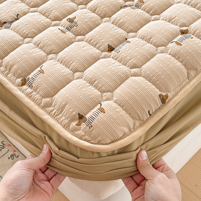 91家纺网 家纺一手货源 找家纺 小桃姐家纺 2026新款泡芙夹棉单床笠床笠单件 奶咖腊肠犬