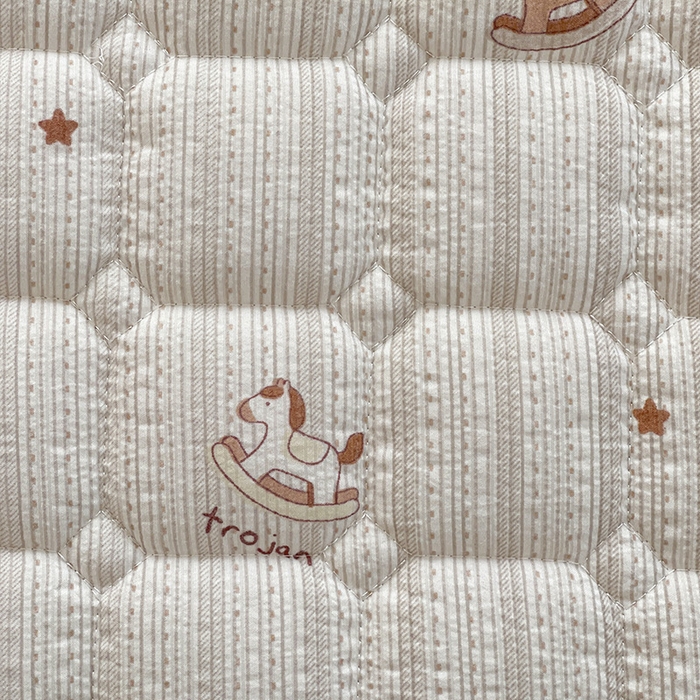 91家纺网 家纺一手货源 找家纺 小桃姐家纺 2026新款泡芙夹棉单床笠床笠单件 咖条木马记