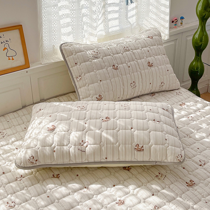 91家纺网 家纺一手货源 找家纺 小桃姐家纺 2026新款泡芙夹棉单床笠床笠单件 咖条木马记