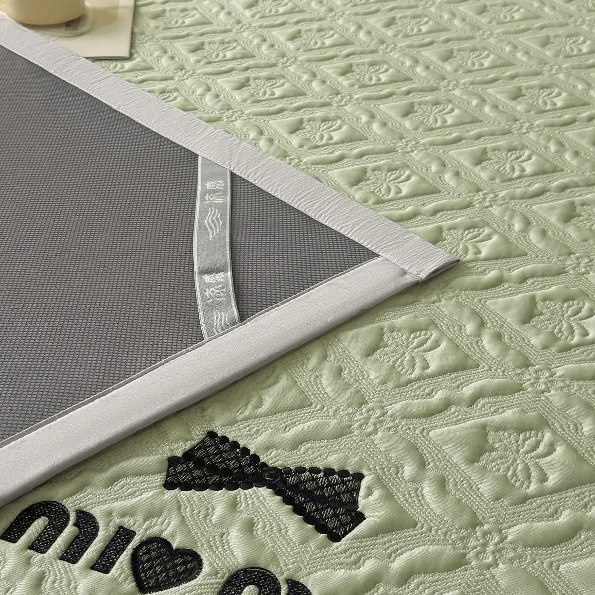 91家纺网 家纺一手货源 找家纺 （总）织雅漫 2026新款刺绣实拍爆款凉豆豆凉席100%PE乙伦绣花可水洗床席席子