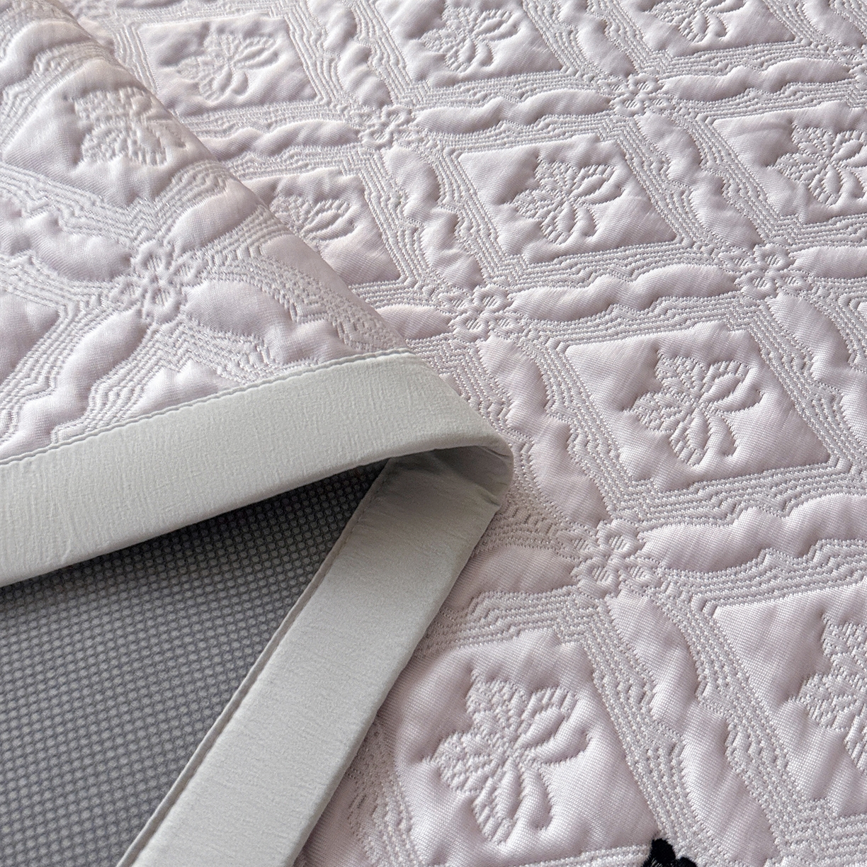 91家纺网 家纺一手货源 找家纺 织雅漫 2026新款刺绣实拍爆款凉豆豆凉席100%PE乙伦绣花可水洗床席席子 蝶韵 冰雾紫