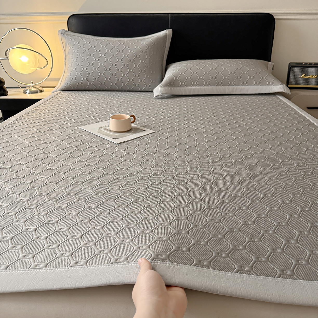 91家纺网 家纺一手货源 找家纺 织雅漫 2026新款刺绣实拍爆款凉豆豆凉席100%PE乙伦绣花可水洗床席席子 菱格  冰浅灰