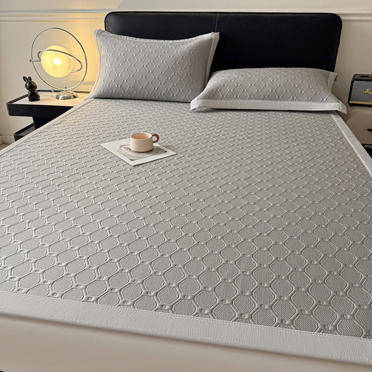 91家纺网 家纺一手货源 找家纺 织雅漫 2026新款刺绣实拍爆款凉豆豆凉席100%PE乙伦绣花可水洗床席席子 菱格  冰浅灰