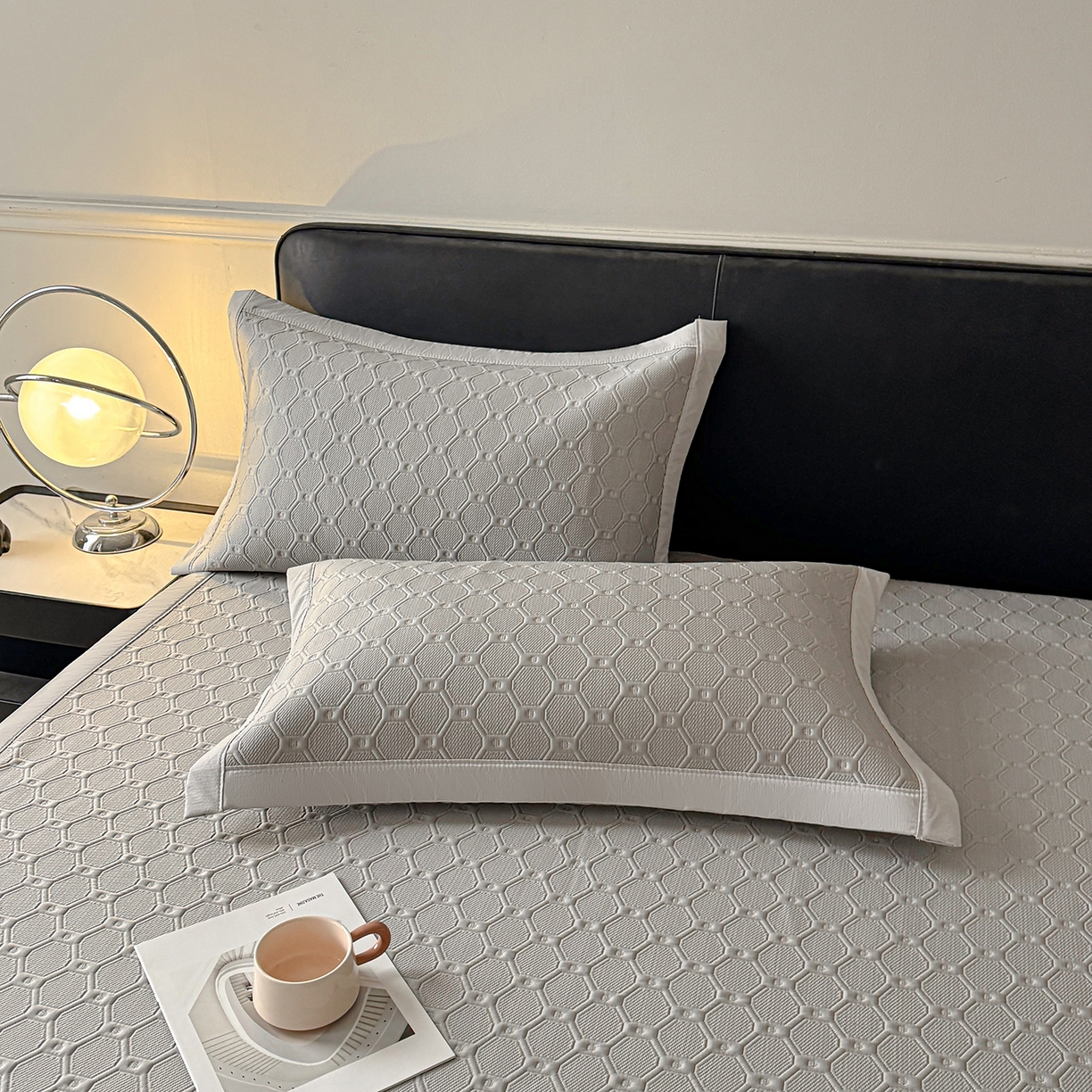 91家纺网 家纺一手货源 找家纺 织雅漫 2026新款刺绣实拍爆款凉豆豆凉席100%PE乙伦绣花可水洗床席席子 菱格  冰浅灰