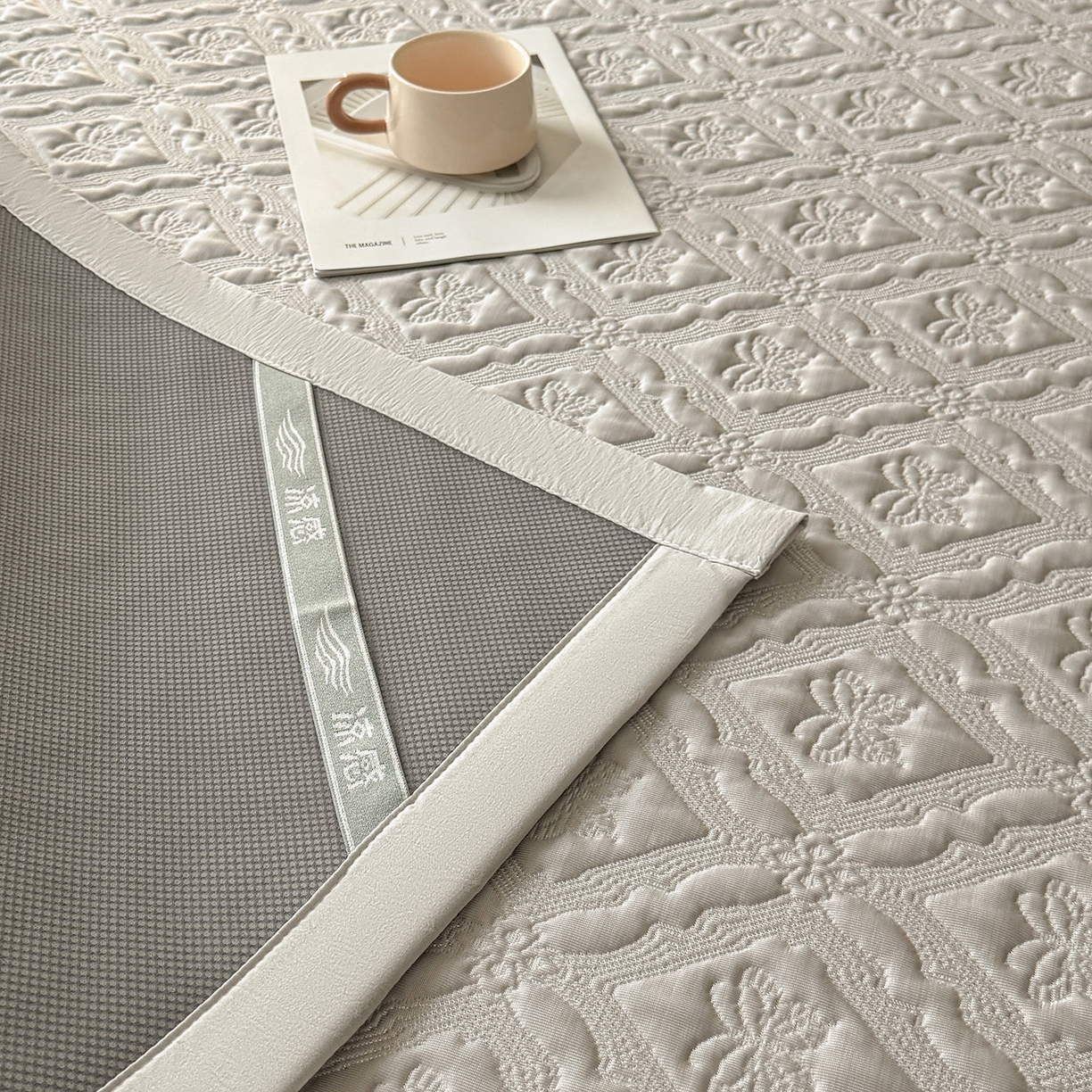 91家纺网 家纺一手货源 找家纺 织雅漫 2026新款刺绣实拍爆款凉豆豆凉席100%PE乙伦绣花可水洗床席席子 蝶韵 冰浅灰