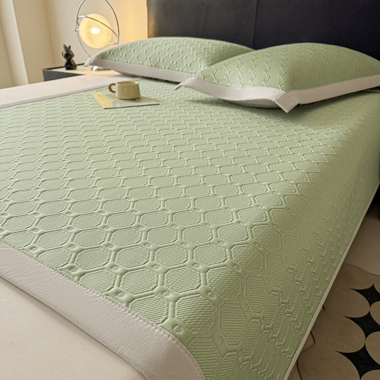 91家纺网 家纺一手货源 找家纺 织雅漫 2026新款刺绣实拍爆款凉豆豆凉席100%PE乙伦绣花可水洗床席席子 菱格  冰清绿