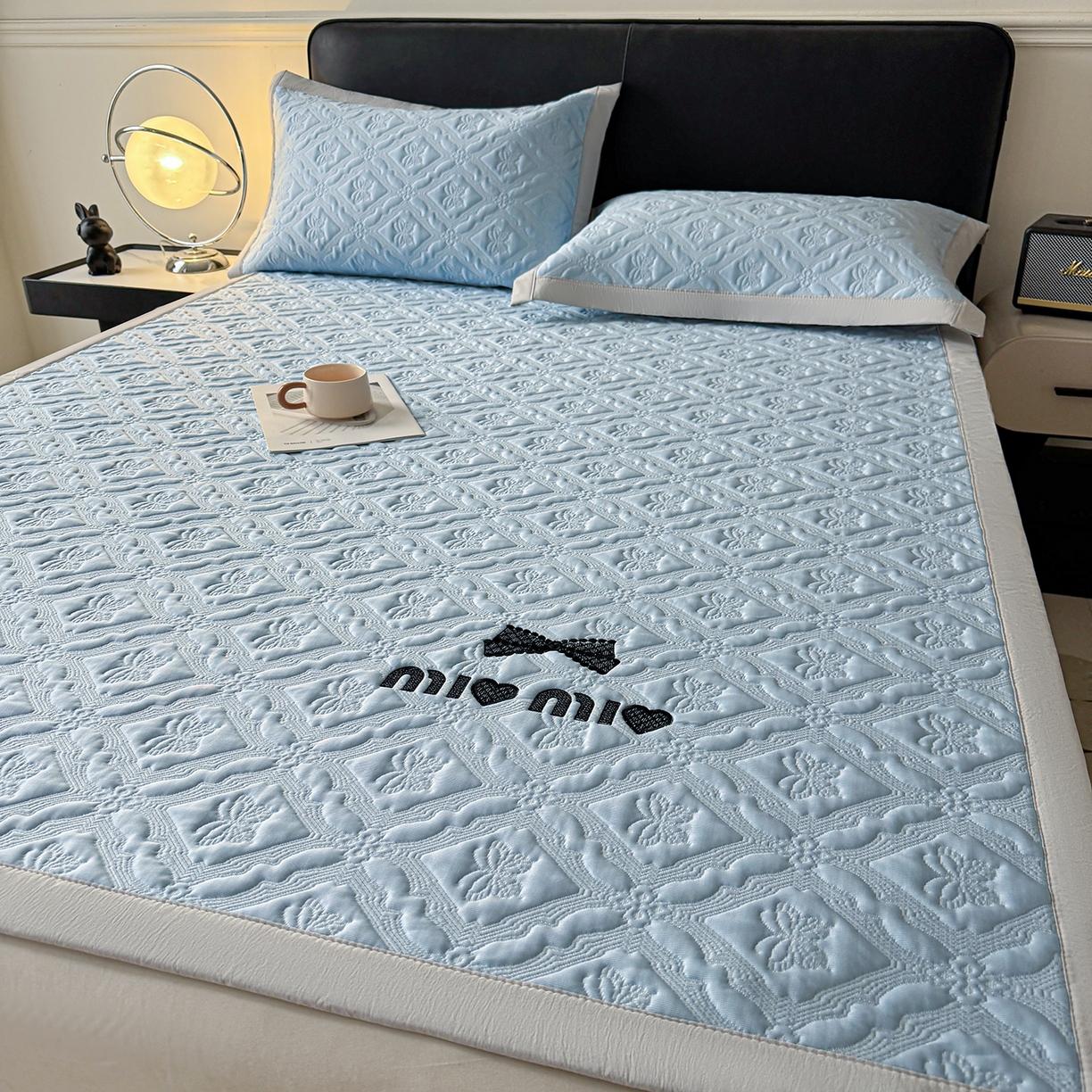 91家纺网 家纺一手货源 找家纺 织雅漫 2026新款刺绣实拍爆款凉豆豆凉席100%PE乙伦绣花可水洗床席席子 蝶韵 冰雾蓝