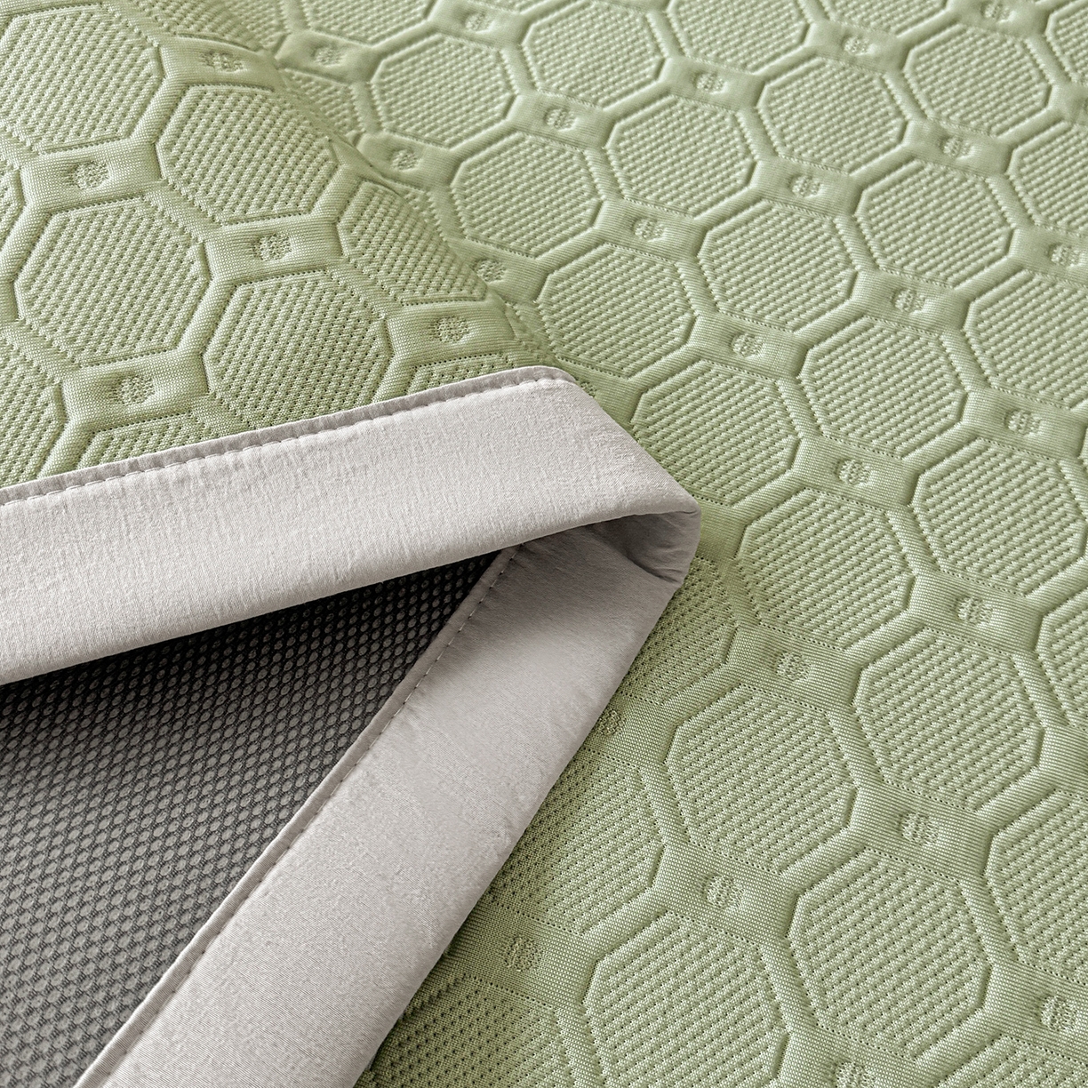 91家纺网 家纺一手货源 找家纺 织雅漫 2026新款刺绣实拍爆款凉豆豆凉席100%PE乙伦绣花可水洗床席席子 菱格  冰清绿