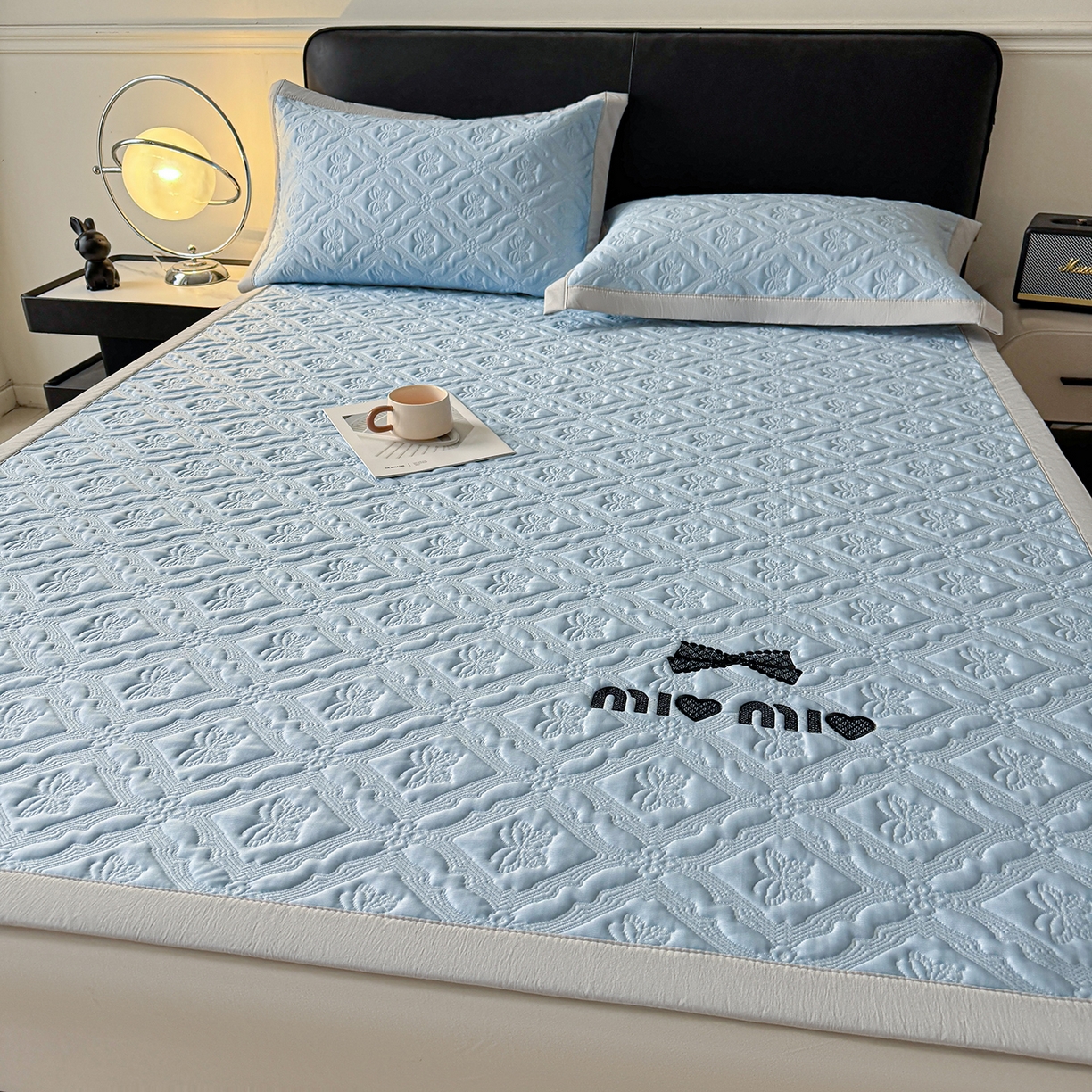 91家纺网 家纺一手货源 找家纺 织雅漫 2026新款刺绣实拍爆款凉豆豆凉席100%PE乙伦绣花可水洗床席席子 蝶韵 冰雾蓝