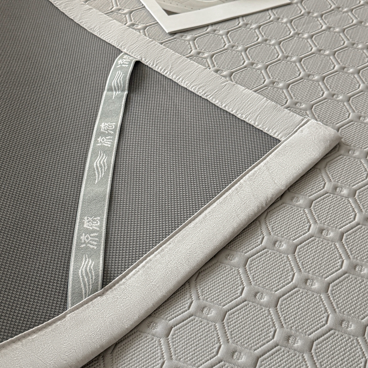 91家纺网 家纺一手货源 找家纺 织雅漫 2026新款刺绣实拍爆款凉豆豆凉席100%PE乙伦绣花可水洗床席席子 菱格  冰浅灰