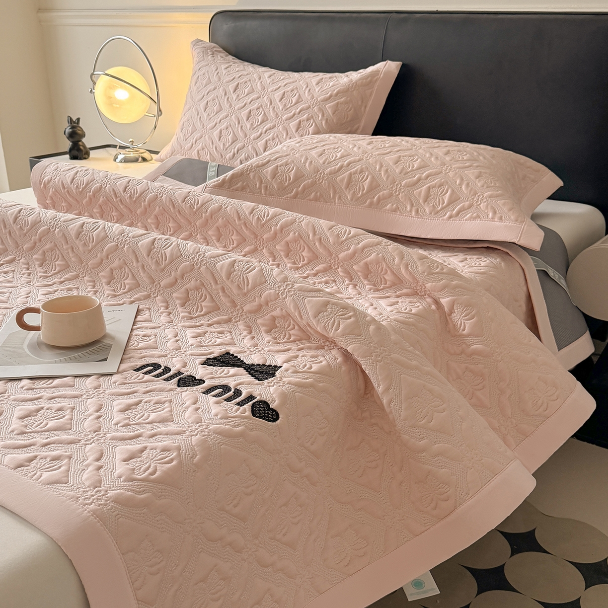 91家纺网 家纺一手货源 找家纺 织雅漫 2026新款刺绣实拍爆款凉豆豆凉席100%PE乙伦绣花可水洗床席席子 蝶韵 冰云粉